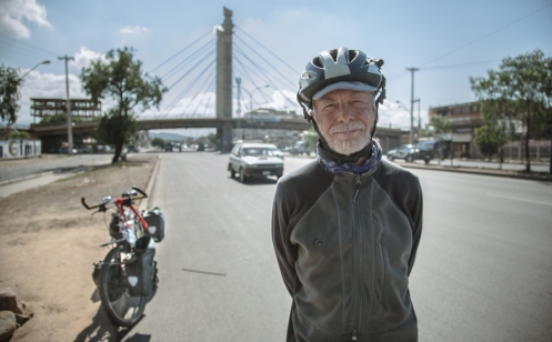 Hache tiene 73 años y se ha recorrido el mundo en bicicleta. Me acoge en su casa de Cochabamba durante unos días enseñándome que las cosas se hacen, no se piensan.  Me acompaña a la salida de la ciudad el día que me voy hacia la Paz.